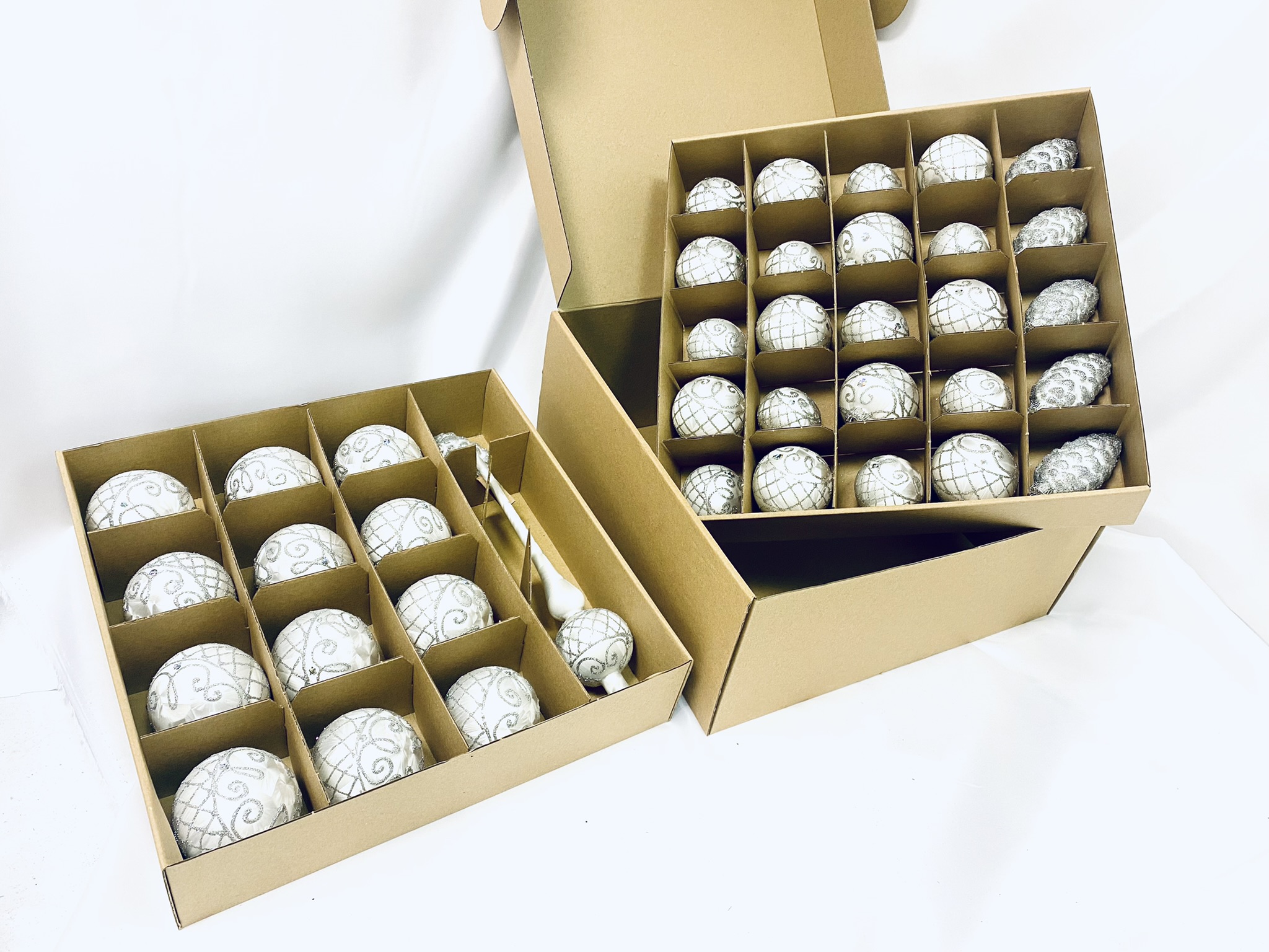 Irisa LUXUSNÍ SET Vánoční ozdoby KATRIN - bílé dekor ornamenty , BOX 39 ks Balení: 39ks, Barva: bílá
