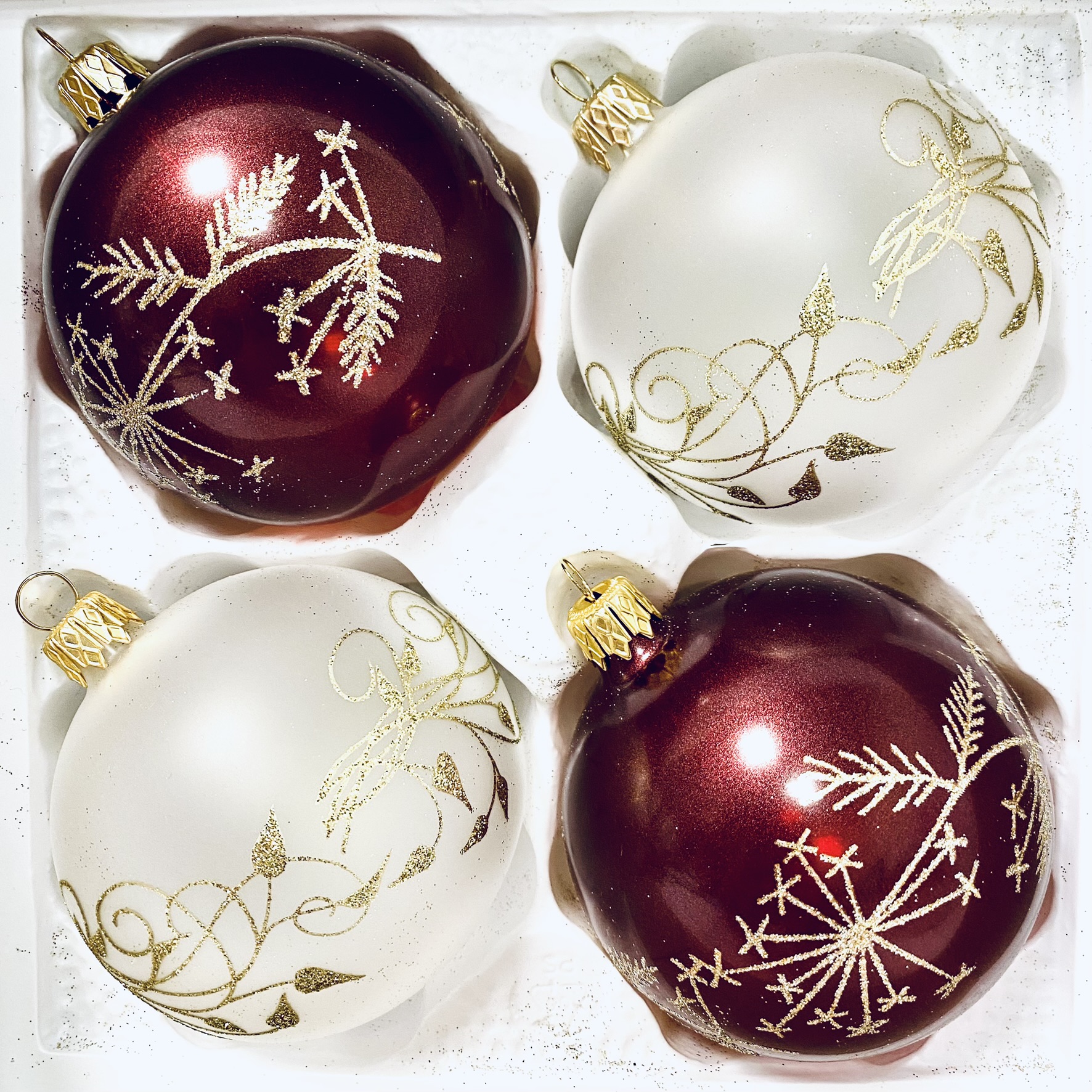 Leah's winter wonderland collection - Červená a bílá sada 4 ks skleněných ozdob s dekorem květů (Velikost 8 cm) Balení: 4ks