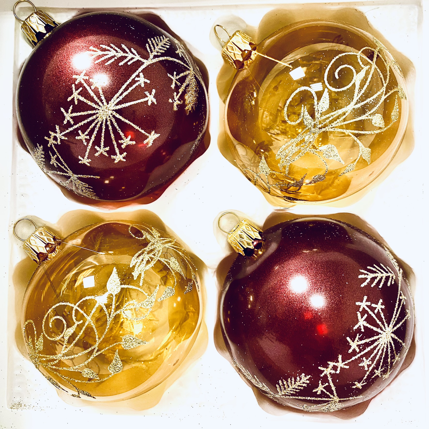 Miriam's winter enchantment collection - Červeno zlatá sada 4 ks skleněných ozdob s dekorem květů (Velikost 8 cm) Balení: 4ks