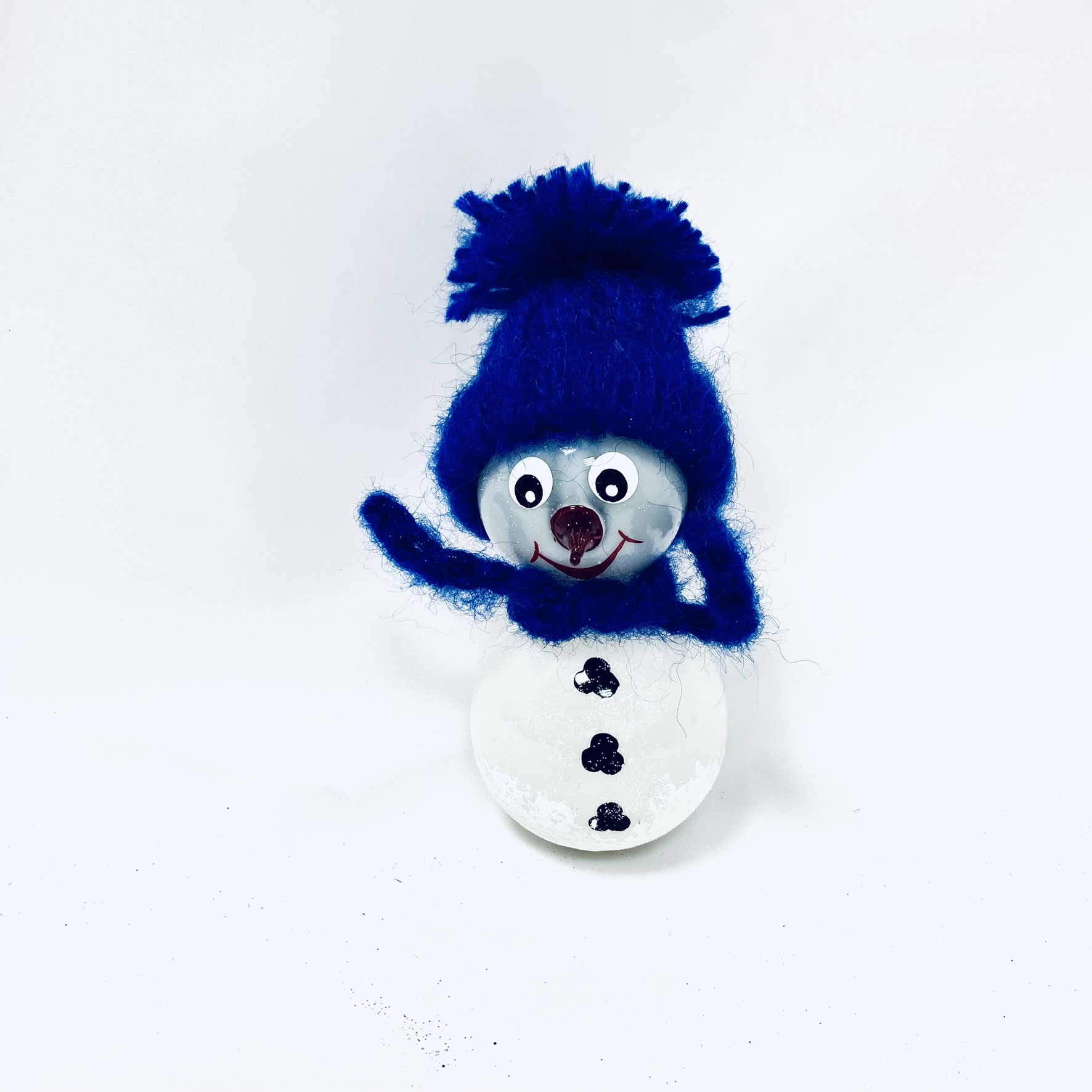 Irisa Vánoční skleněná figurka SNĚHULÁK SNĚHULÁK KAREL s tmavě modrou čepicí a šálou - 1 ks (bílá, velikost 12 cm )