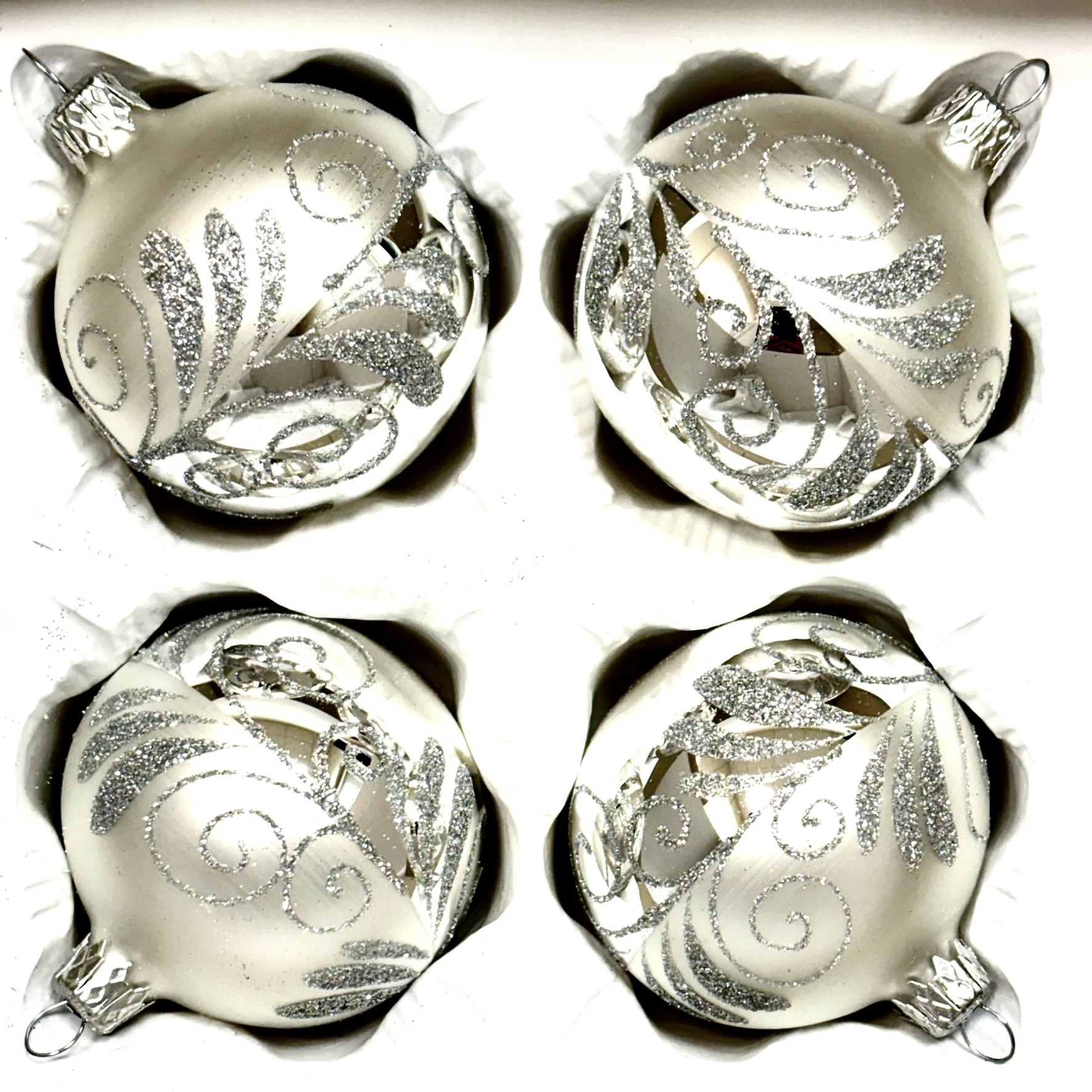 IRISA Sada 4 skleněných koulí 7 cm – Stříbrné ornamenty s listy Balení: 4ks, Barva: stříbrná
