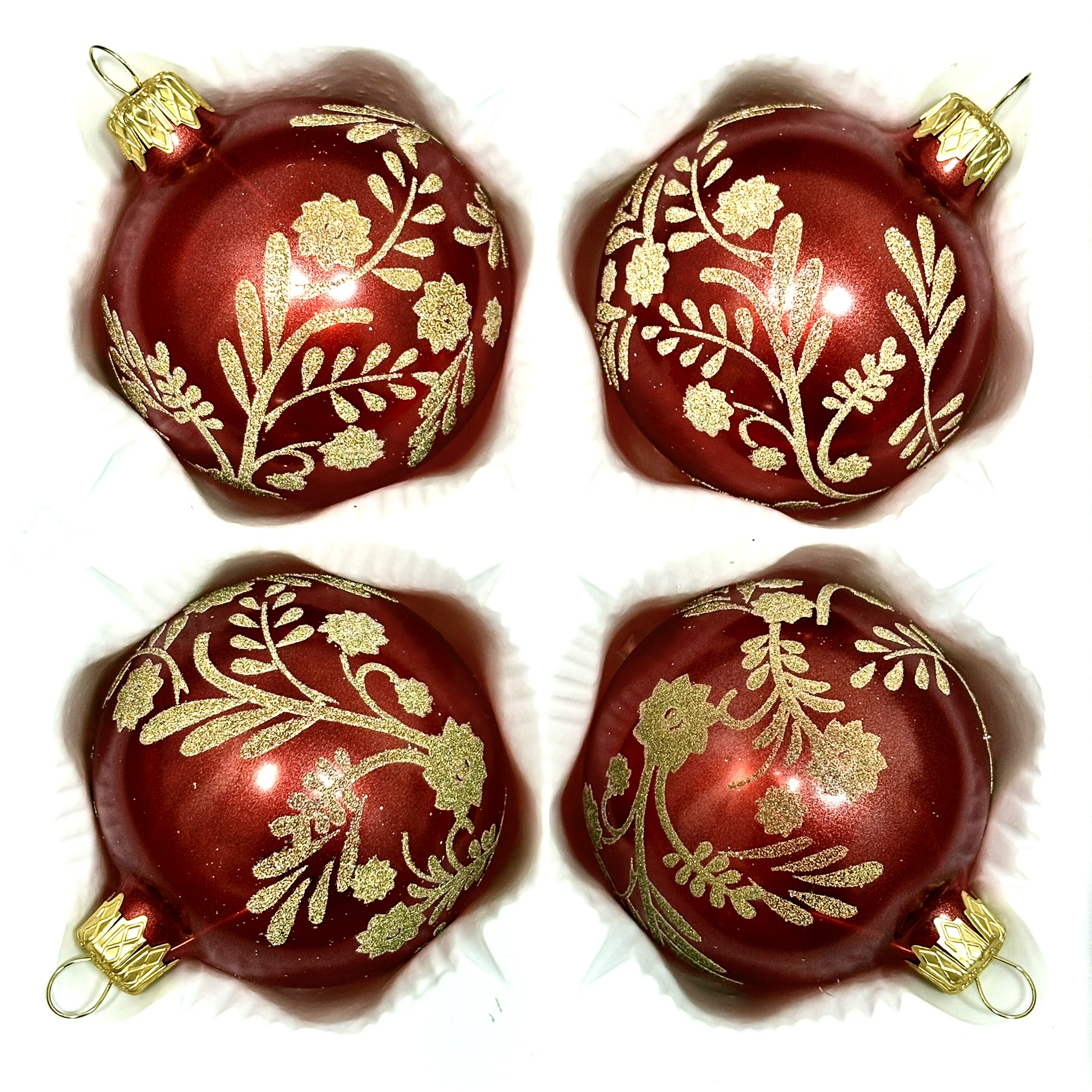 IRISA Červené vánoční koule 7 cm – Královská elegance se zlatým květinovým vzorem ( Sada 4 ) Balení: 4ks, Barva: červená