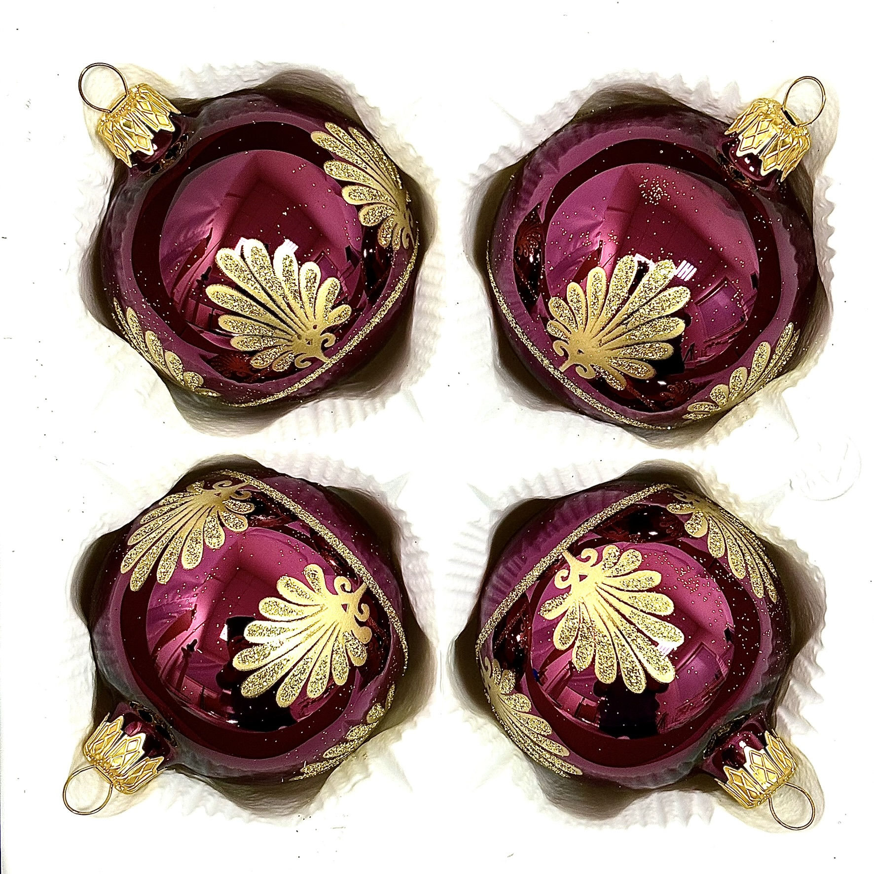 Skleněné vánoční koule 7 cm „Barokní elegance“ – Lesklá fialová se zlatým ornamentem ( sada 4 ks ) Balení: 4ks, Barva: fialová
