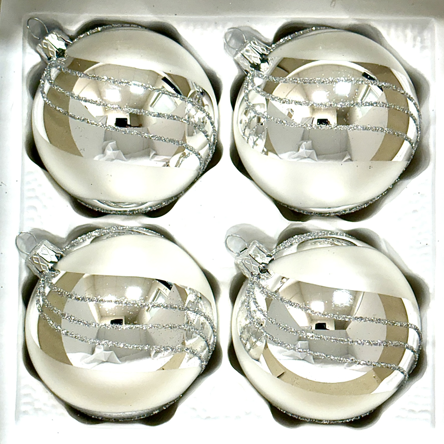 Skleněné vánoční koule 8 cm „Stříbrná harmonie“ – Elegantní ozdoby s jemným třpytem - sada 4 ks Balení: 4ks, Barva: stříbrná