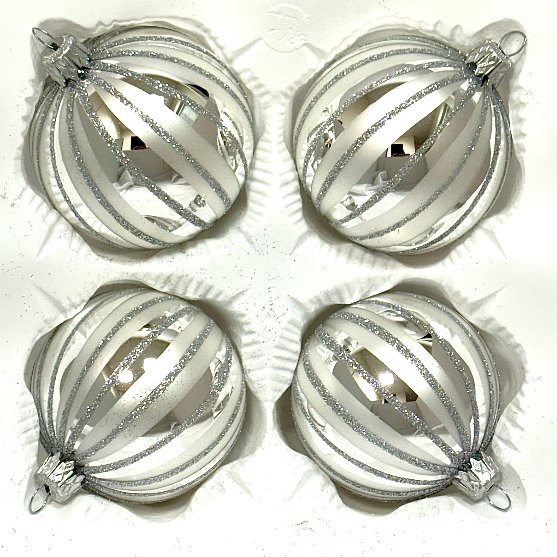 Skleněné vánoční ozdoby „Stříbrné ledové spirály“, 7 cm, stříbrno-bílé - sada 4 ks Balení: 4ks, Barva: stříbrná