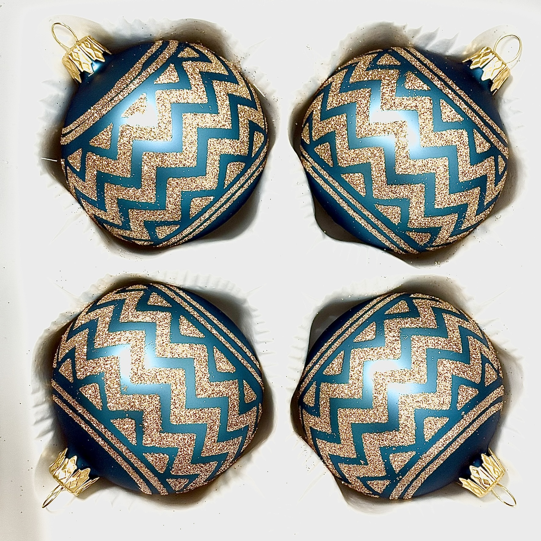 Zigzag elegance – modré skleněné vánoční ozdoby s třpytivým cikcak vzorem, 7 cm Balení: 4ks, Barva: modrá
