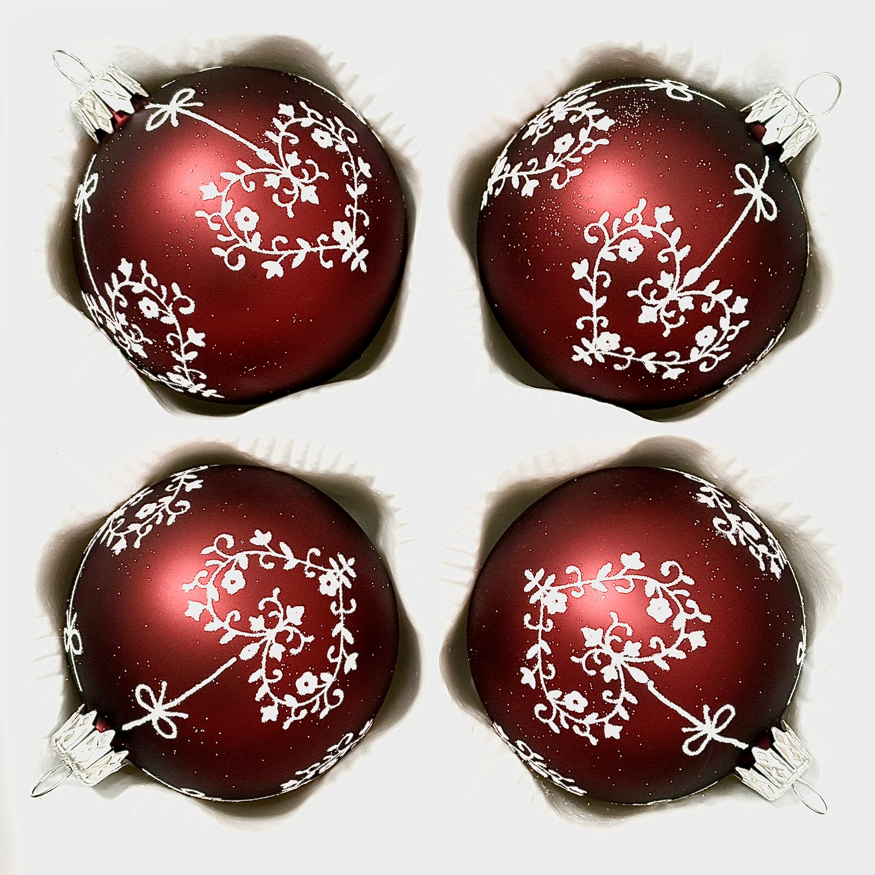 Ruby Lace – červené skleněné koule s bílým srdíčkovým ornamentem, 7 cm Balení: 4ks, Barva: červená