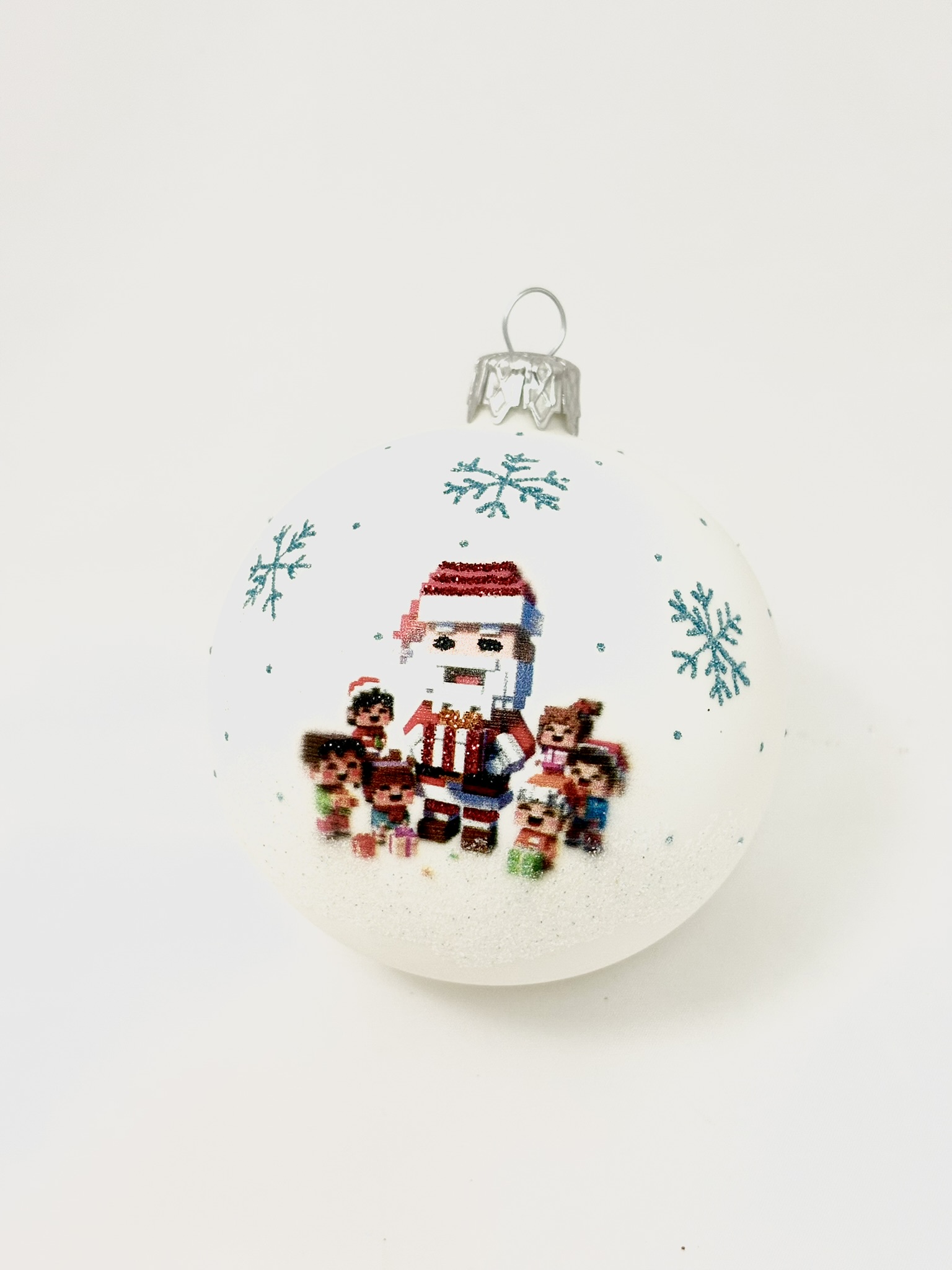Pixelový Santa s dětmi – bílá skleněná koule 8 cm (s dárkovou krabičkou) IRISA Balení: 1ks, Barva: bílá