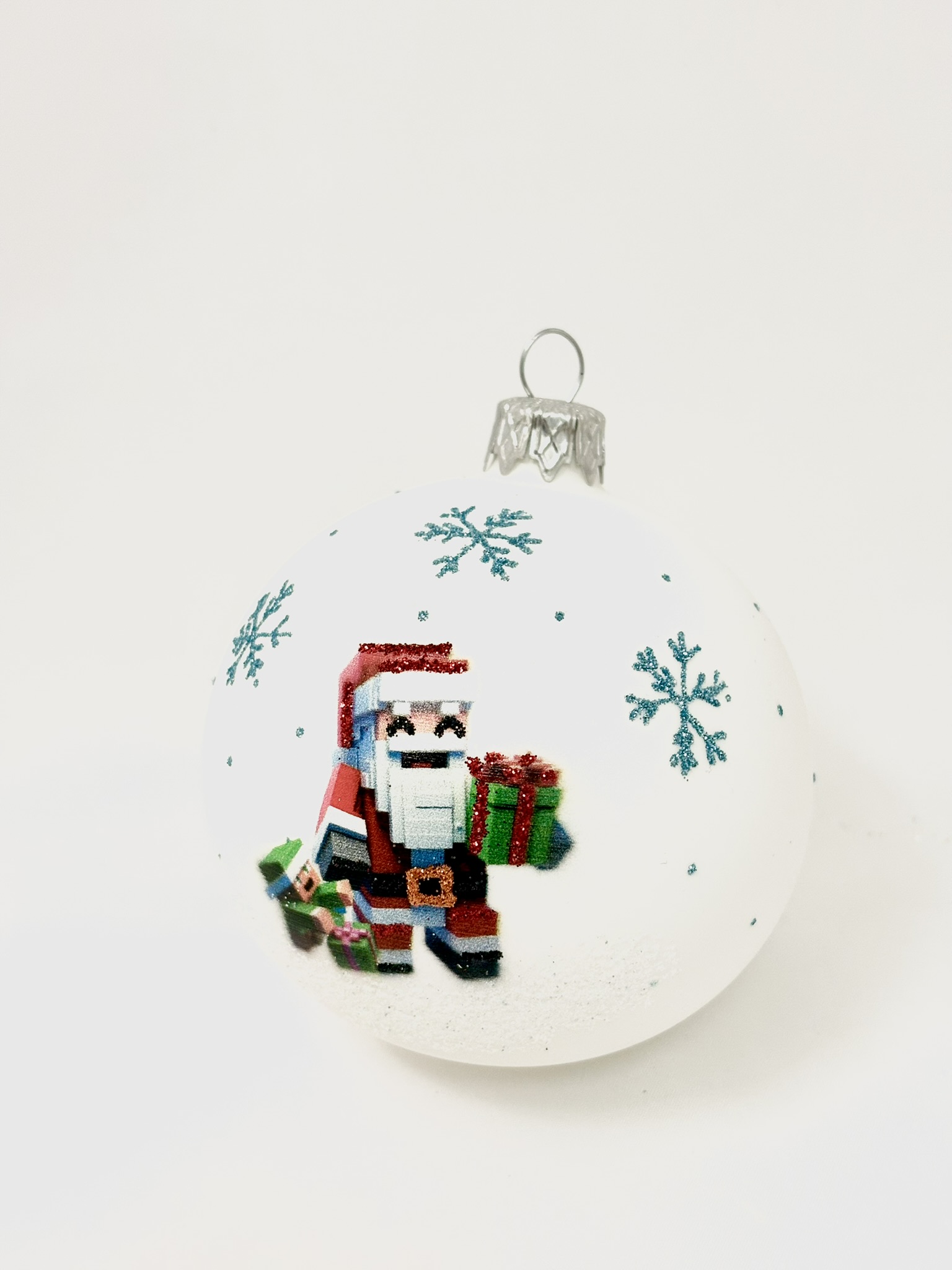 Pixelový Santa s dárky – bílá skleněná koule 8 cm (s dárkovou krabičkou) IRISA Balení: 1ks, Barva: bílá