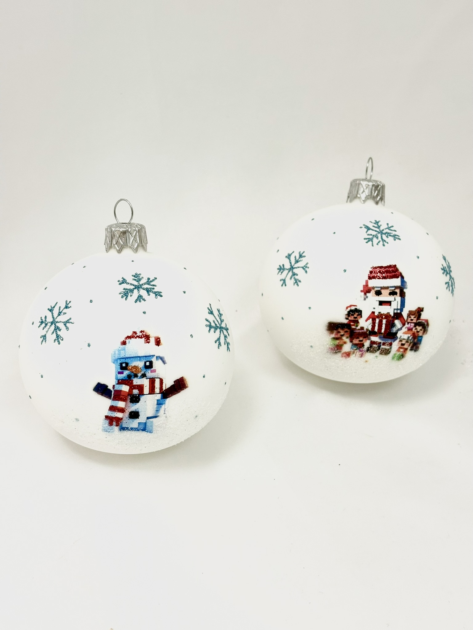 Sada Pixelový sněhulák a Pixelový Santa s dětmi – 2 skleněné koule 8 cm (s dárkovou krabičkou) IRISA Balení: 2ks, Barva: bílá