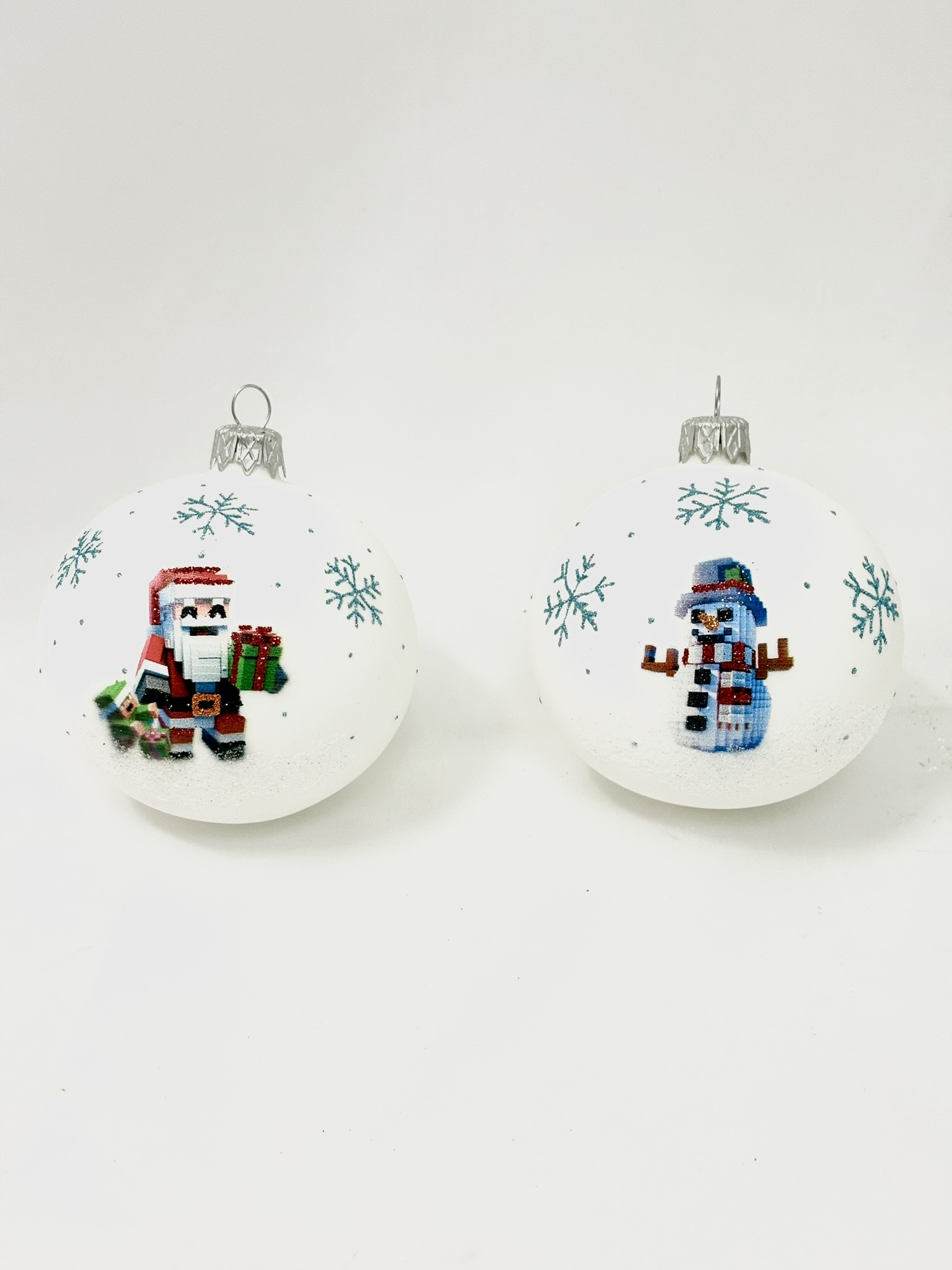 Sada Pixelový Santa s dárky a Pixelový sněhulák s kloboukem – 2 skleněné koule 8 cm (s dárkovou krabičkou) IRISA Balení: 2ks, Barva: bílá