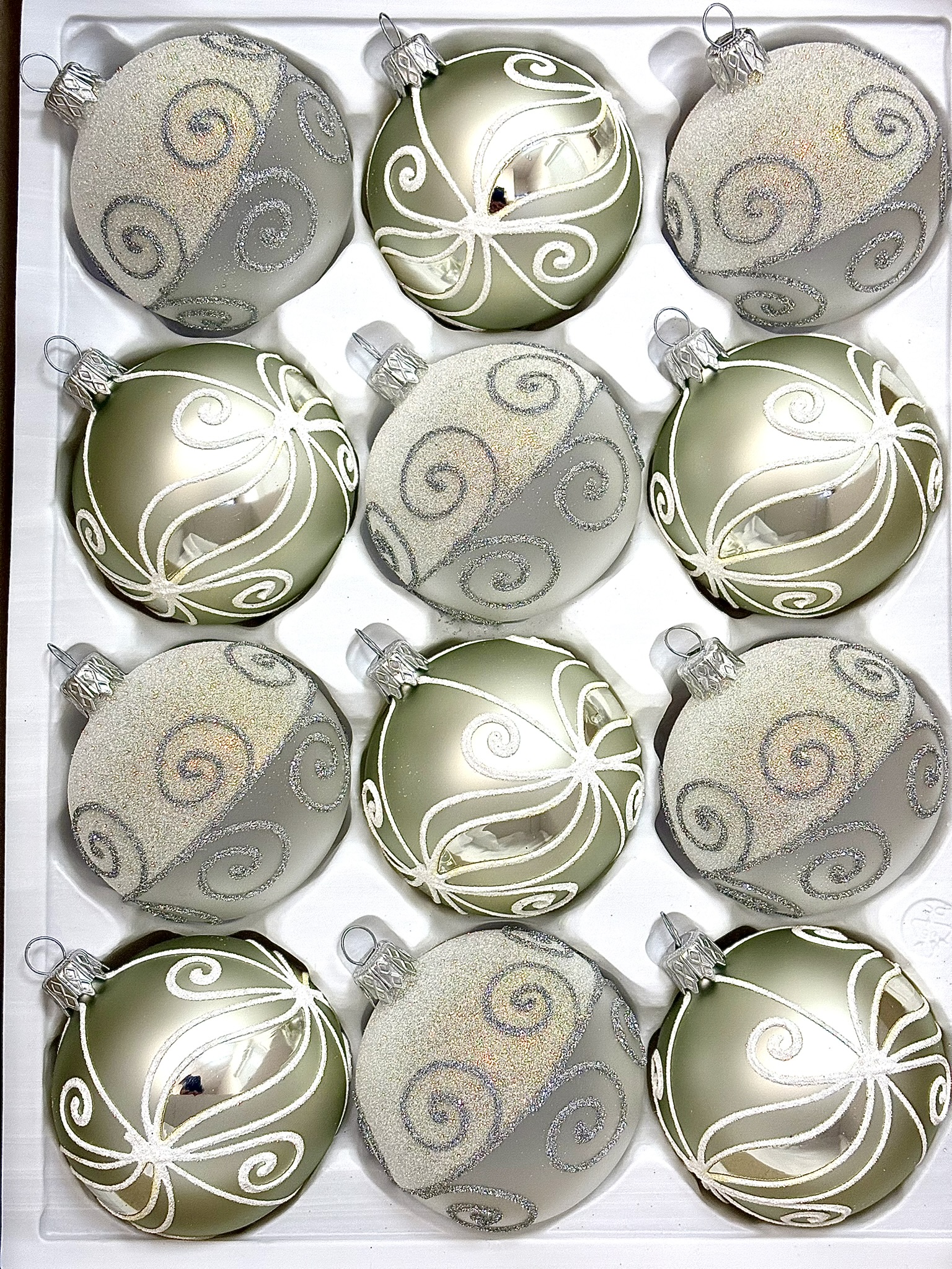 Skleněné vánoční koule 7 cm – olivově stříbrná elegance s jemnými spirálami Balení: 12ks, Barva: zelená;stříbrná