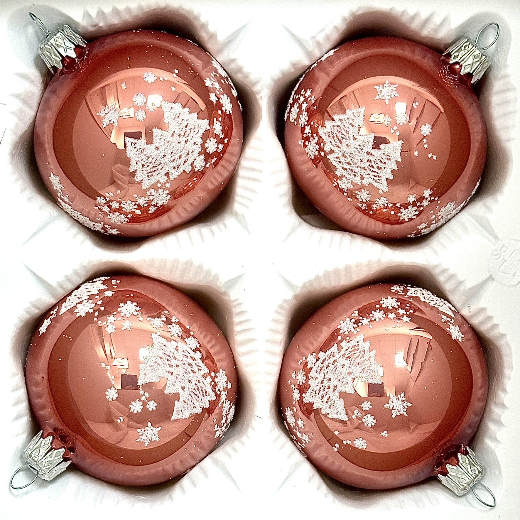 Růžové skleněné vánoční koule se stromečkem a vločkami – sada 4 ks (7 cm) Balení: 4ks, Barva: růžová