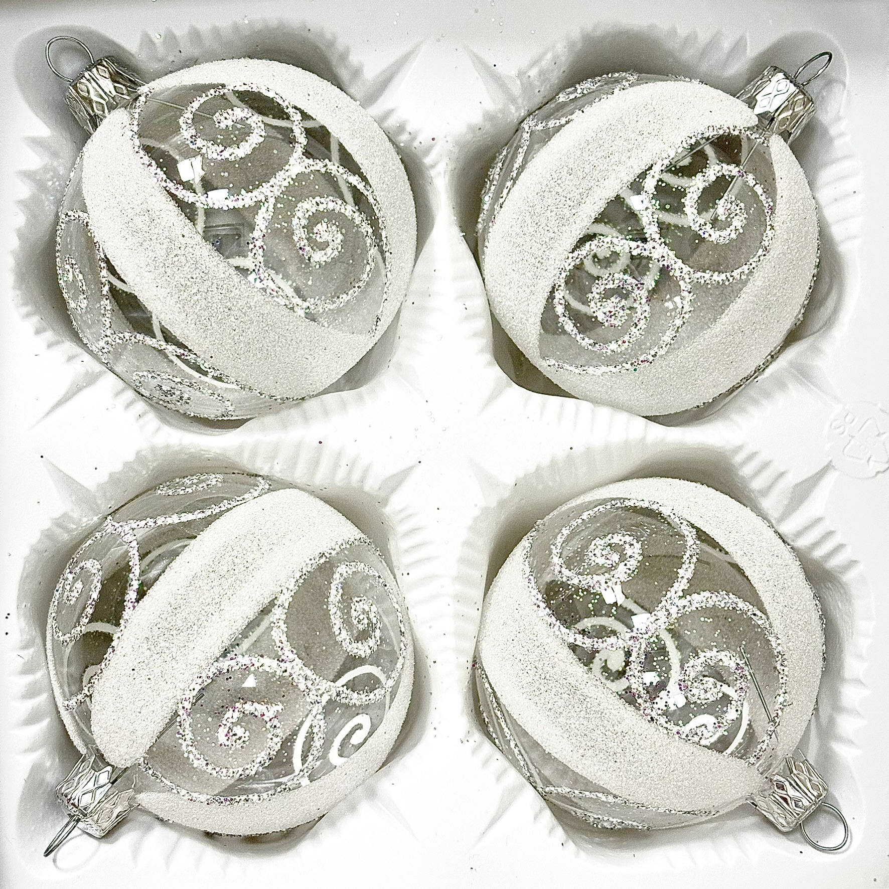 Sada bílých vánočních koulí s průhlednými pásy – Zimní elegance ve skle ( 4 ks, 7 cm ) Balení: 4ks, Barva: čirá