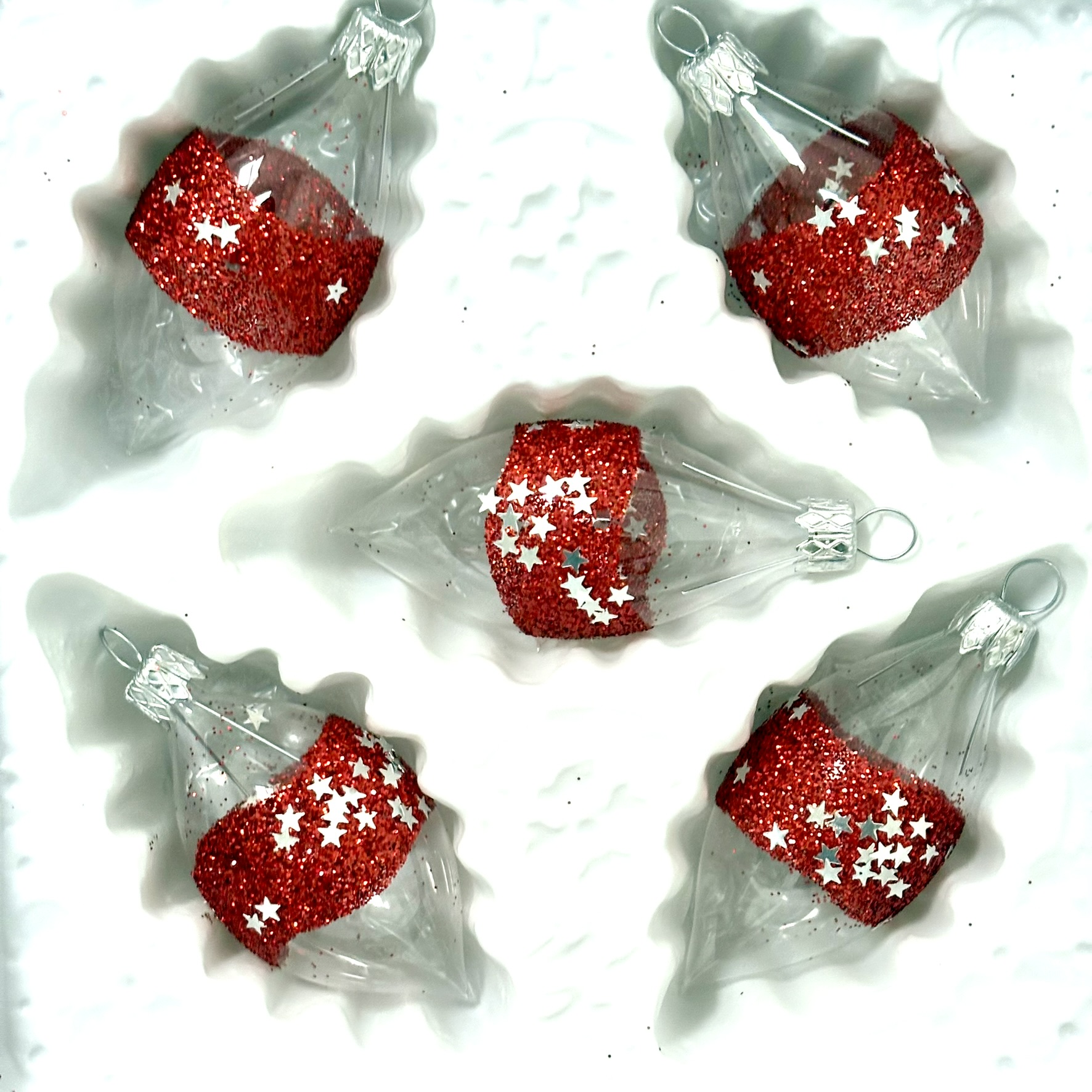 Červené hvězdné olivy – třpytivé skleněné ozdoby ( 8 x 4 cm, sada 5 ks ) Balení: 5 ks, Barva: čirá;červená